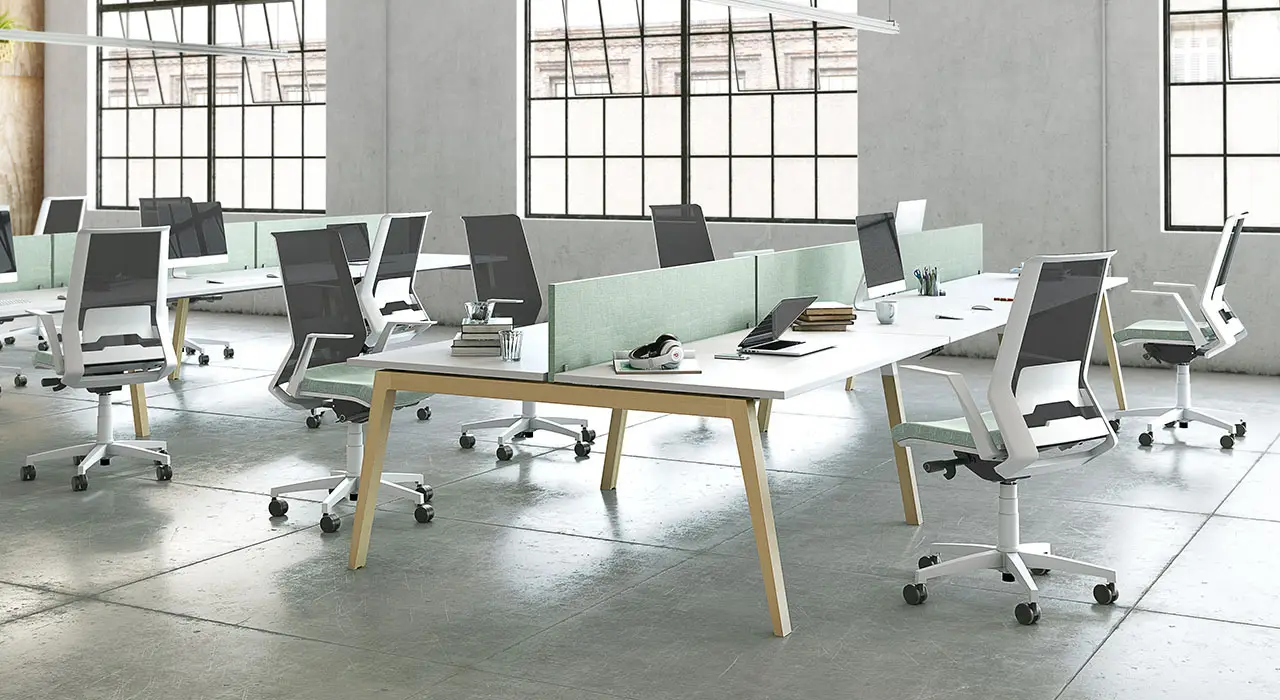 Chaises de bureau et ordinateurs pour open space