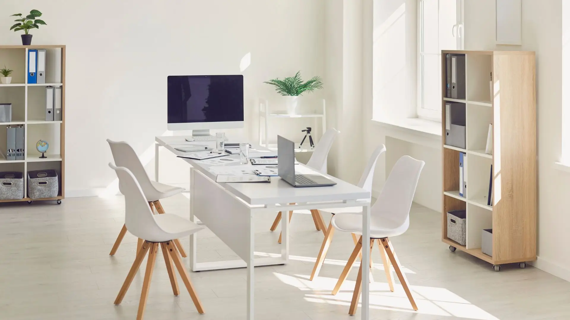 Mobilier de bureau moderne et rangements pour fournitures