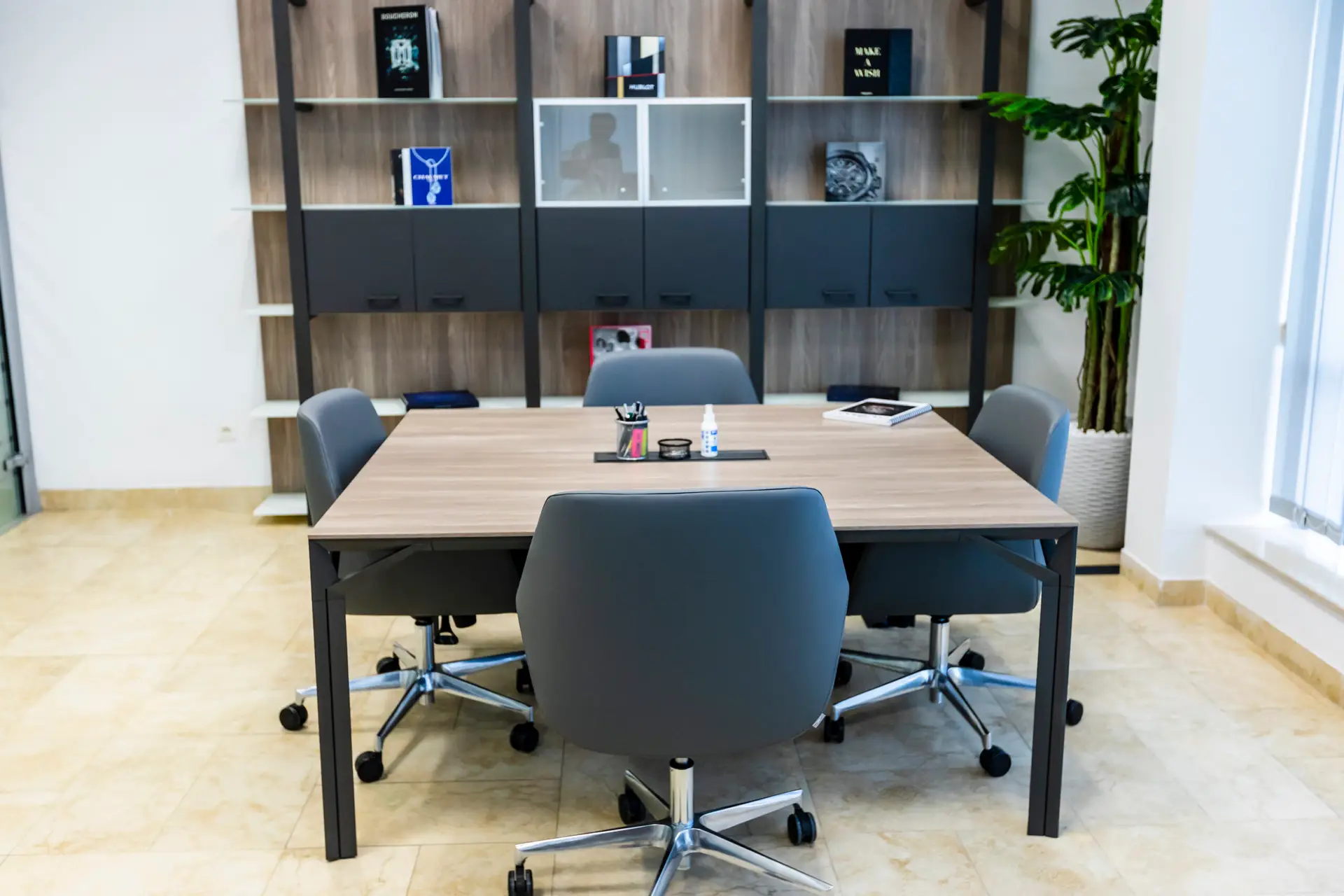 Bureau, chaise et étagères de rangement