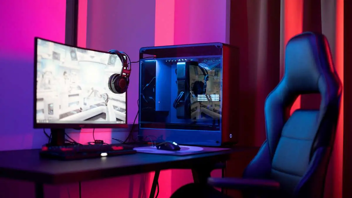 Setup bureau gamer, chaise gaming, casque audio, ordinateur