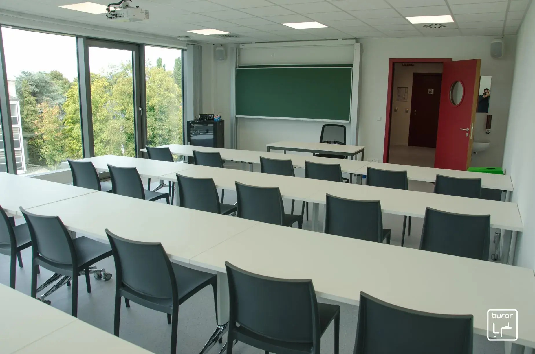 Installation d'une salle de classe à l'UMons