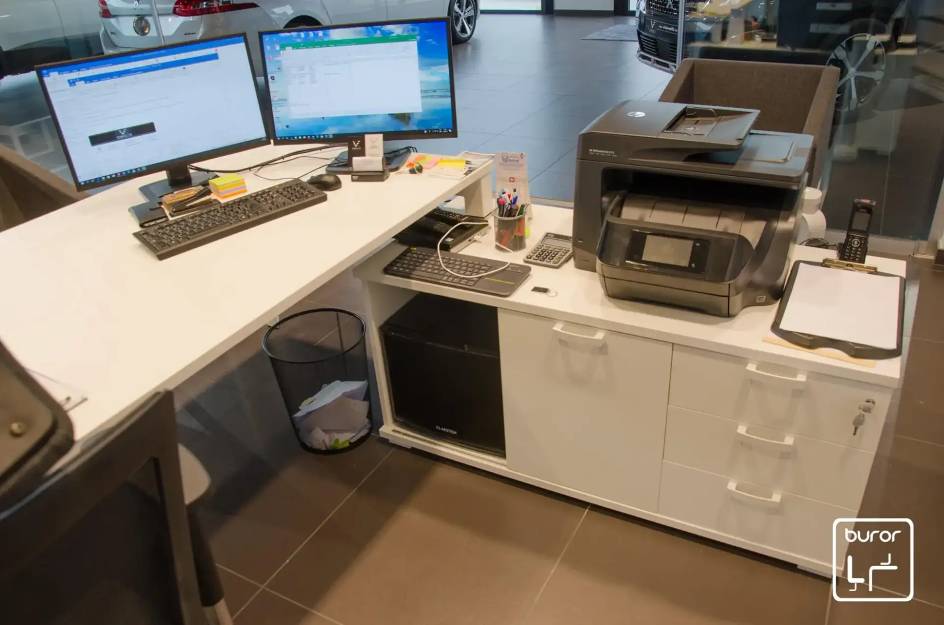 Matériel de bureau pour concessionnaire automobile