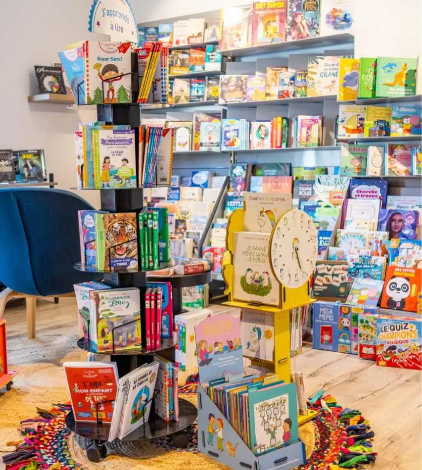 Large sélection de livres pour enfant en magasin